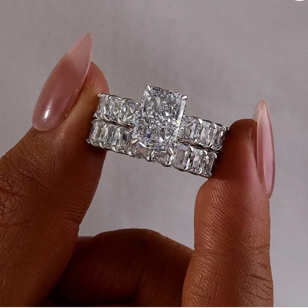Elegant Silver Women's Ring with Sparkling Accents